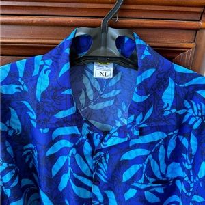 Rima men’s classic Hawaiian shirt in vibrant shades of purple and blue. Size XL.